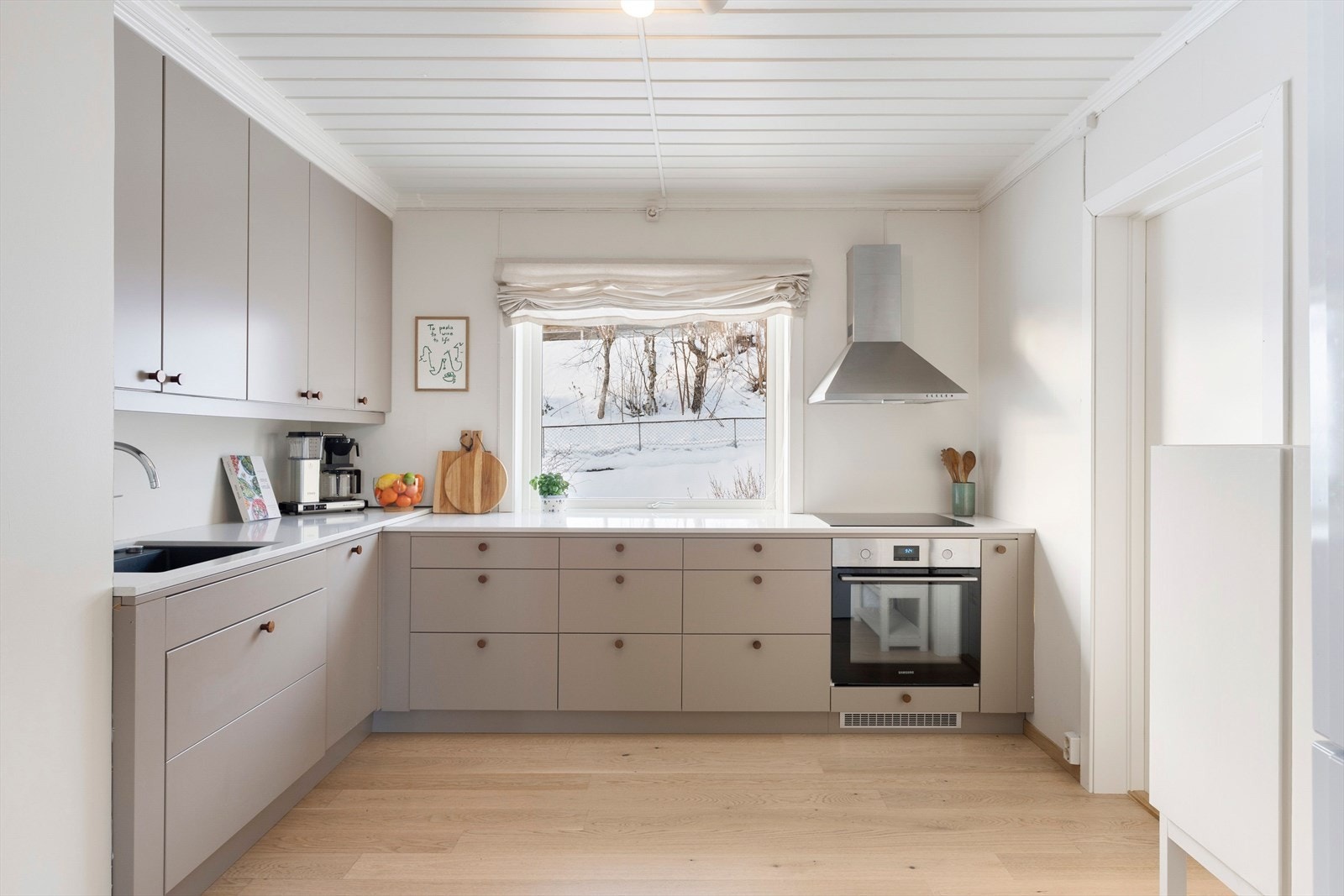 Stilrent kjøkken fra Epoq fra 2021, med gjennomtenkt design og høy kvalitet. Galleribilde