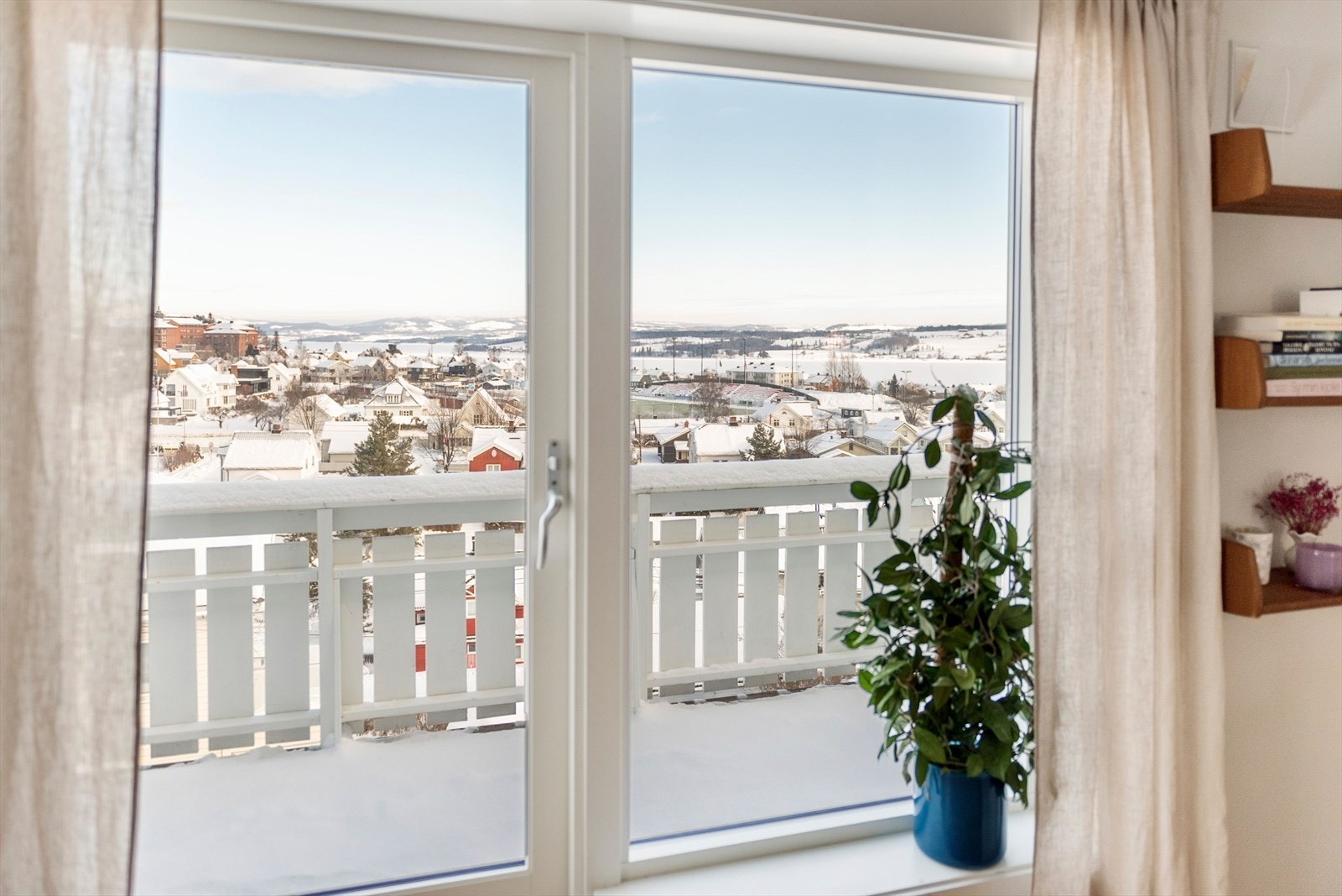 Fra stua er det utgang til en romslig balkong med utsikt over byen og Mjøsa. Galleribilde