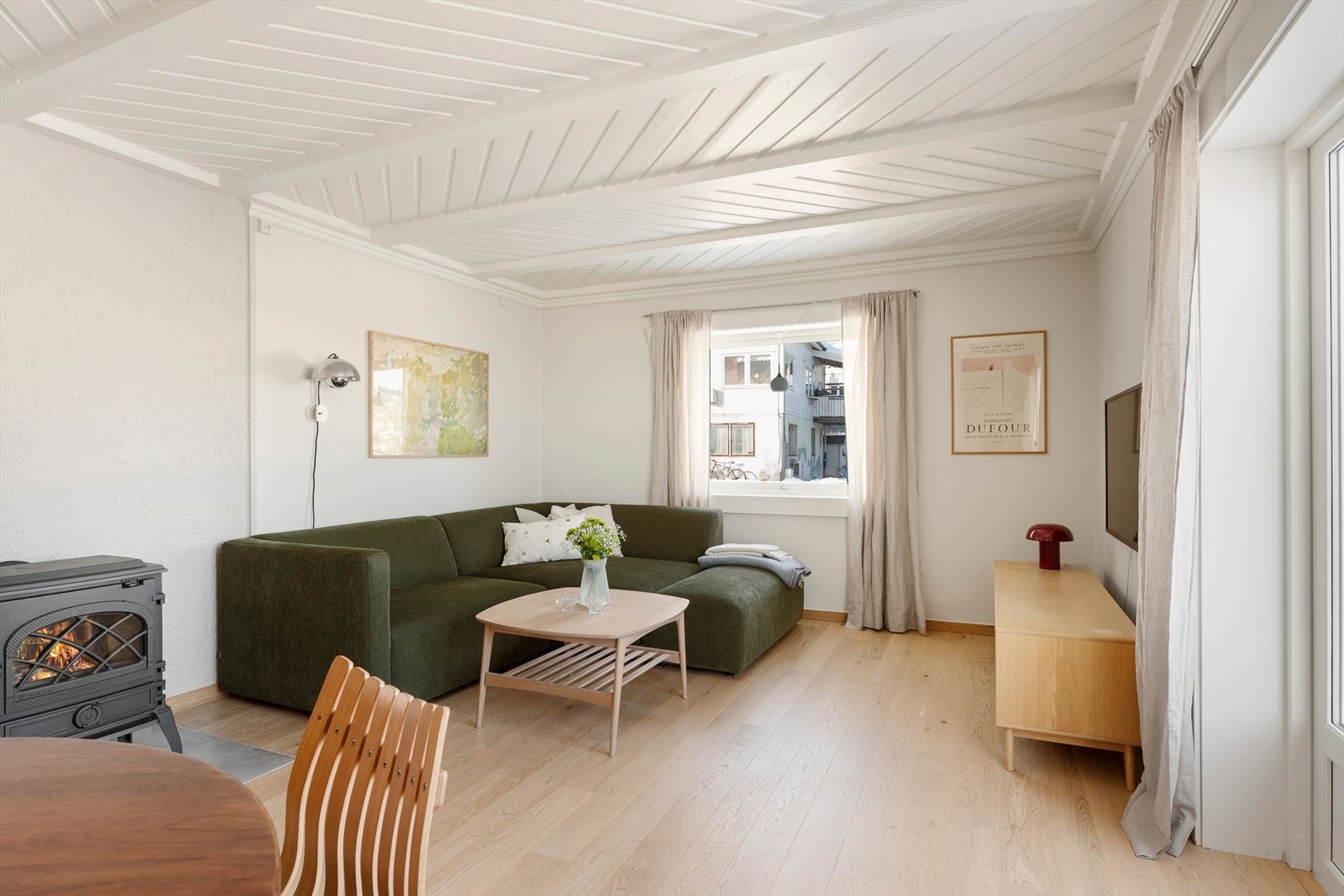 Lys og innbydende stue med store vindusflater som gir mye naturlig lys. Galleribilde