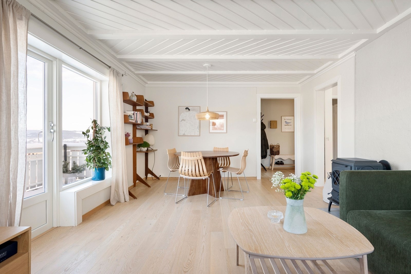 Gjennomgående parkettgulv i lys eik i alle rom fra 2021. Galleribilde