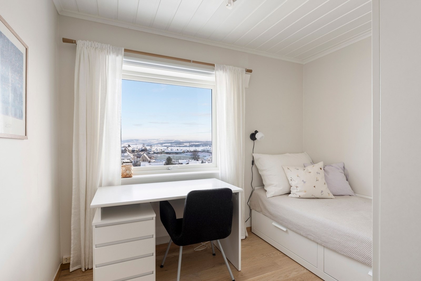 Soverom 2 med plass til seng, skap og pult - ideelt som gjesterom, barnerom eller kontor. Galleribilde