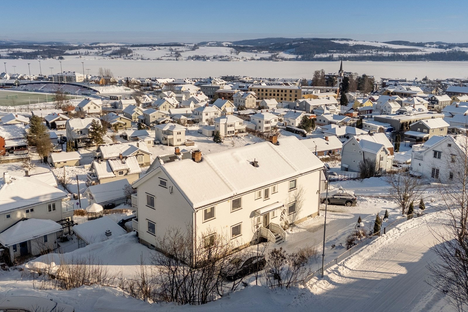 Attraktiv beliggenhet i Gjøvik med kort vei til sentrum, servicetilbud og naturskjønne turmuligheter, samtidig som du bor nær byens fasiliteter og Mjøsa. Galleribilde