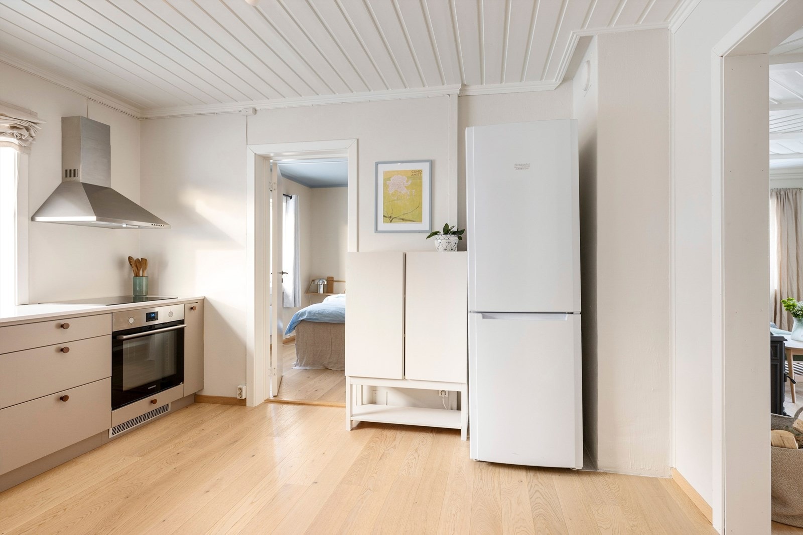 Kjøkkenet er utstyrt med integrert oppvaskmaskin, komfyr, platetopp og komfyrvakt, samt opplegg og plass til kjøleskap. Galleribilde