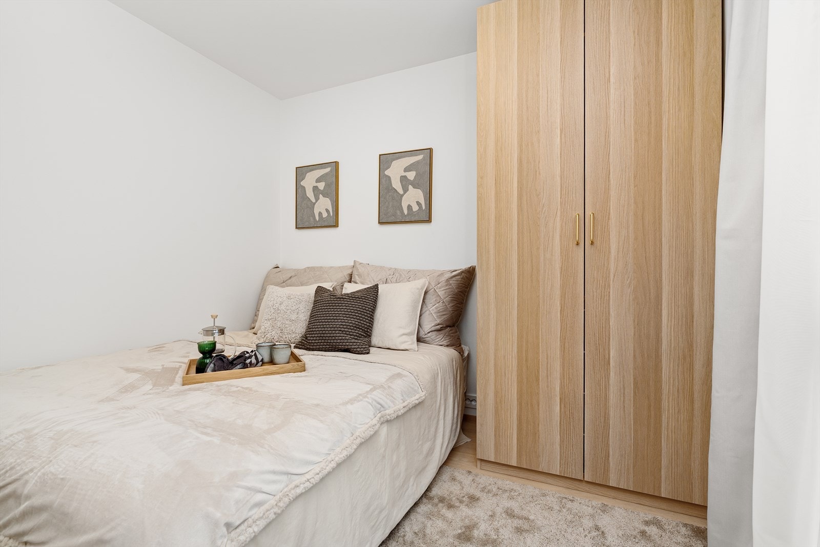 Soverommet har god plass til garderobeskap (foto fra tilsvarende leilighet) Galleribilde