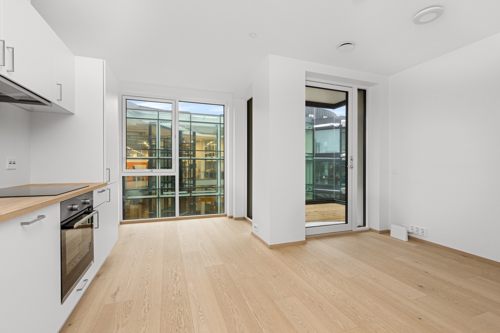 Store vinduer slepper inn masse lys Galleribilde