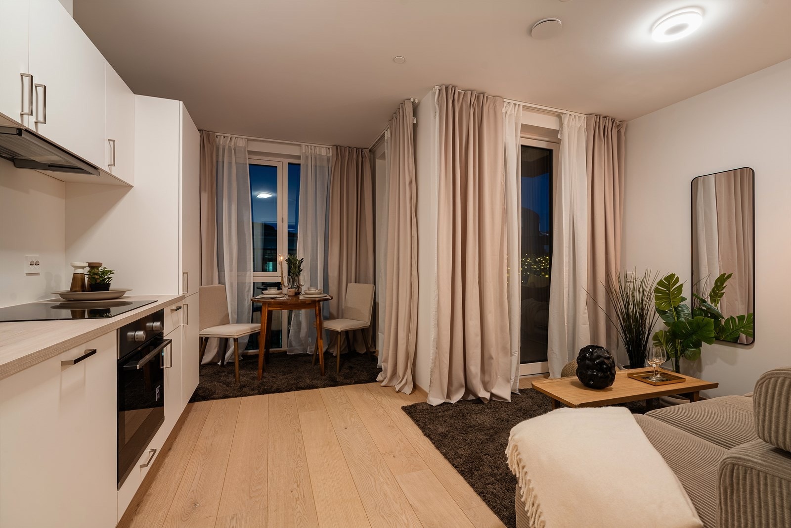 Fra stuen kan en gå direkte ut på balkongen Galleribilde