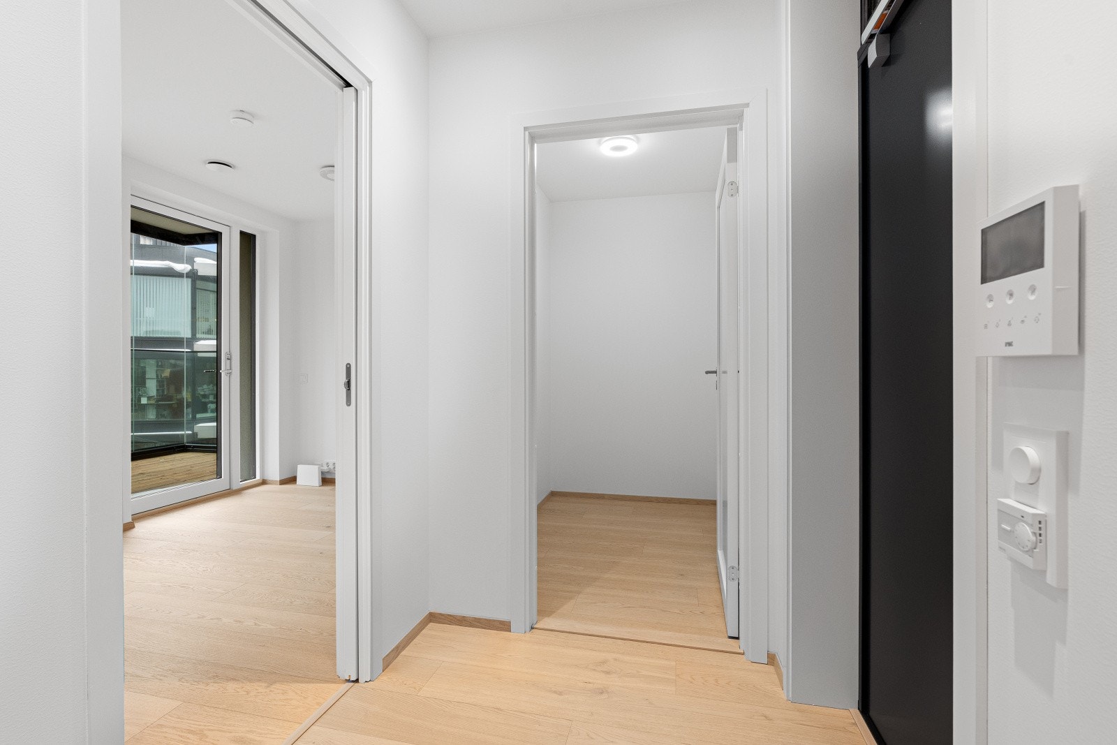 Inngangsparti med bod like innenfor Galleribilde