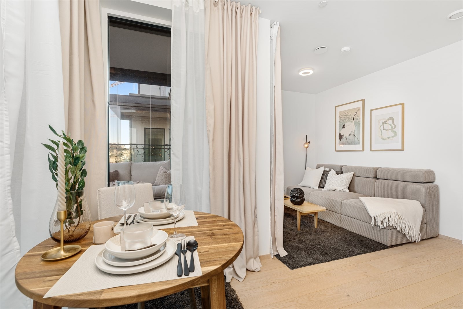 I stuen har en plass til både sofakrok og spisebord
(foto fra tilsvarende leilighet) Galleribilde