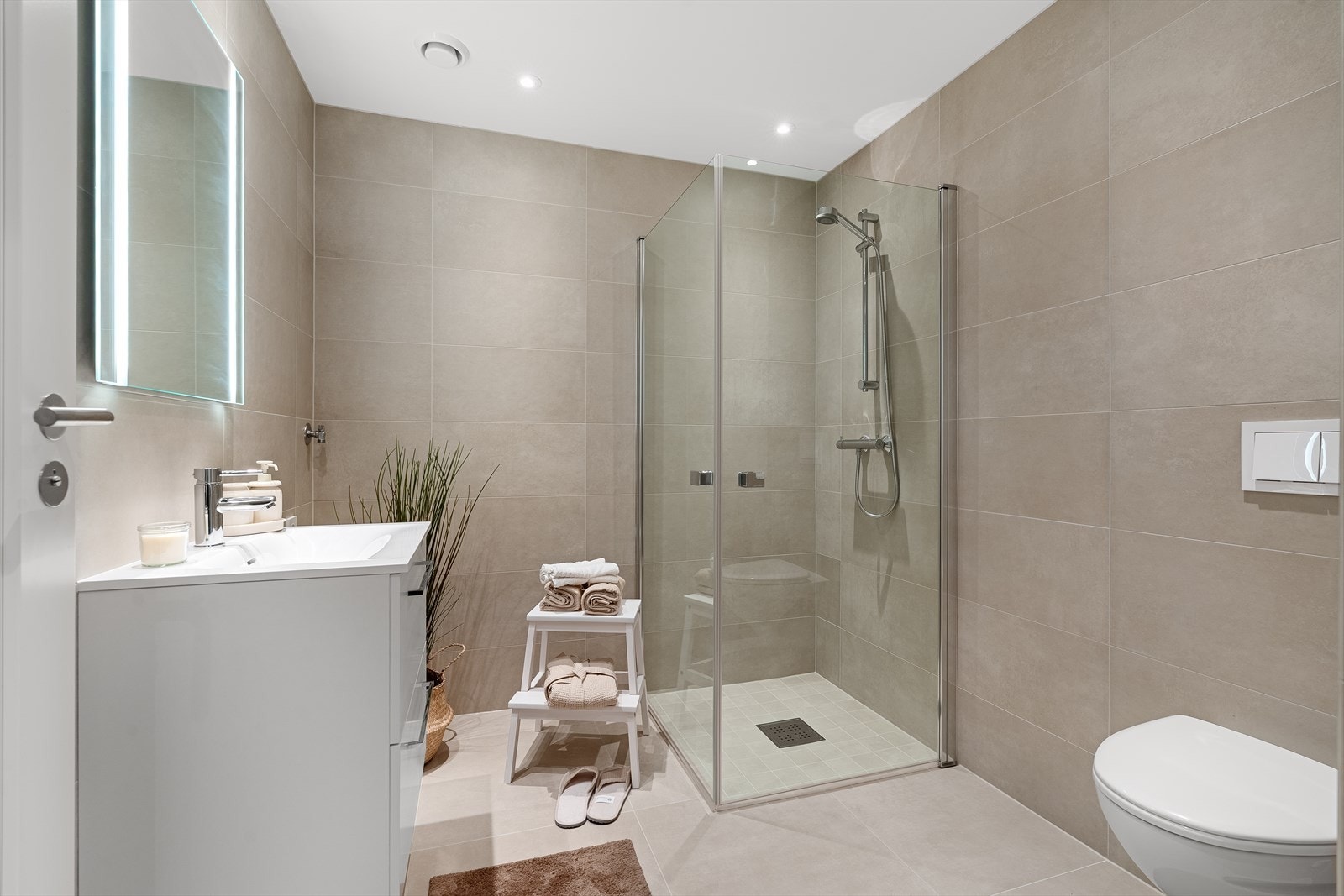 Romslig bad med opplegg til vaskemaskin og tørketrommel (foto fra tilsvarende leilighet) Galleribilde