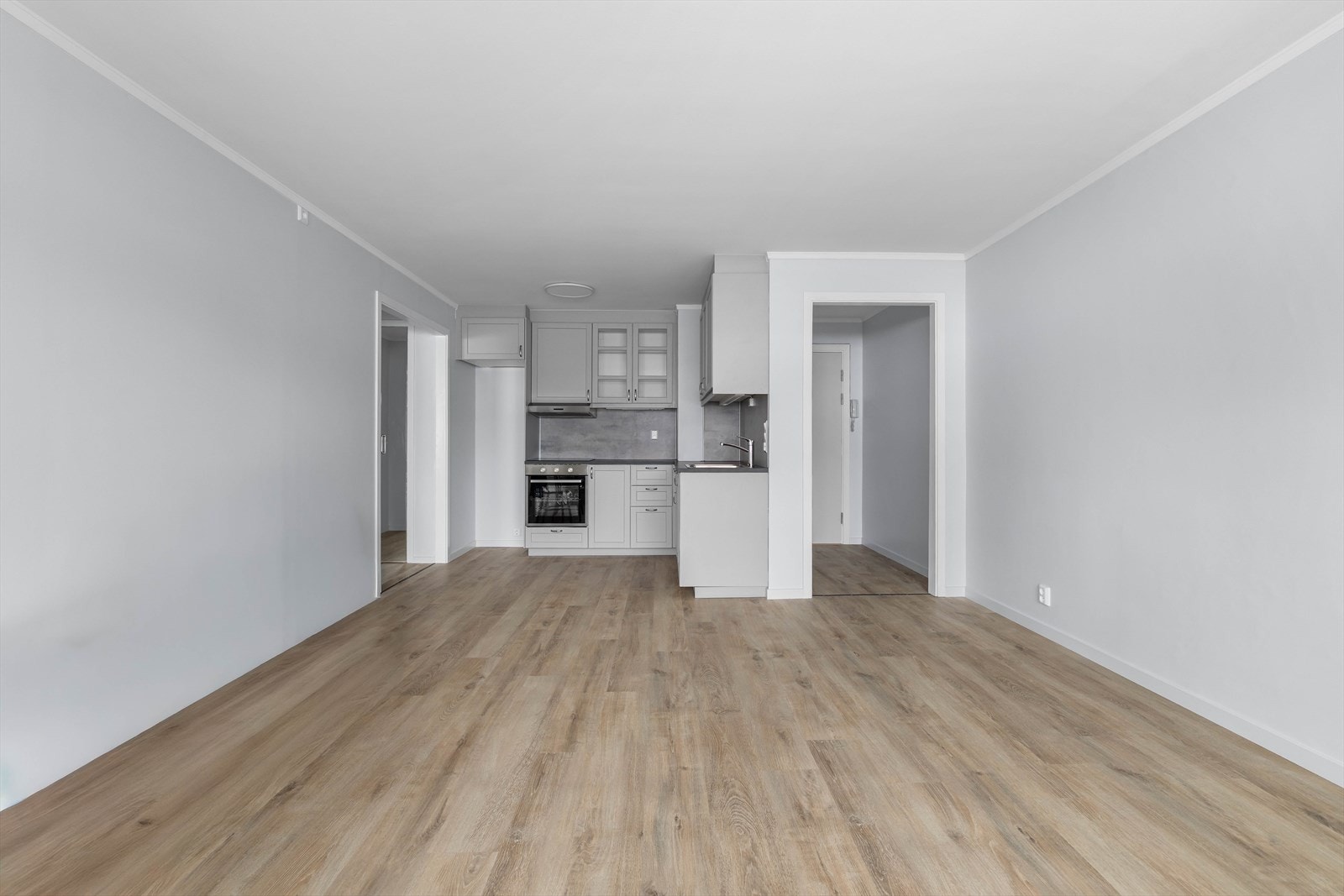 Det er plass til sofa, stuebord og tv-møblement. Det er nytt laminatgulv med varmefolie som ble lagt i 2026. Ved kjøkkendelen er det plass til et spisebord Galleribilde