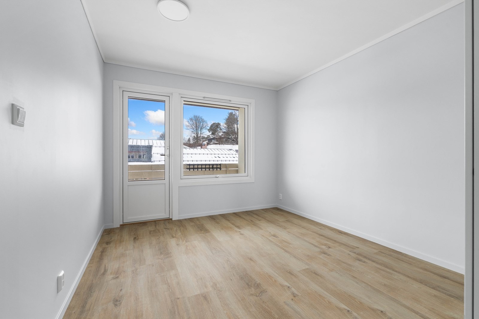 Det er laminat på gulvet og malte flater. Fra soverommet er det også utgang til balkongen Galleribilde