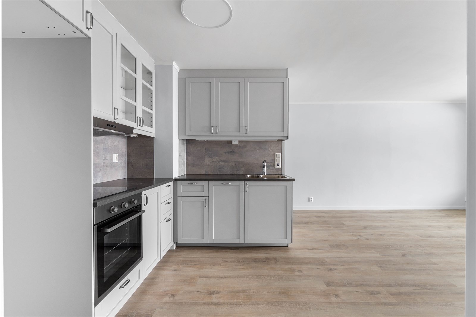 Stue og kjøkken ligger i åpen løsning. Romslig stue som er hjerte av leiligheten. Her har man god plass til å møblere etter eget ønske! Galleribilde