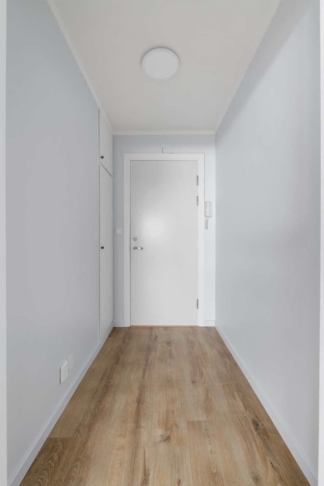 Velkommen inn! Det ble lagt nytt laminatgulv med varmefolie i gangen i 2026 Galleribilde