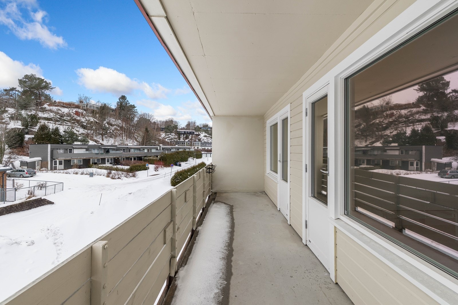 Utgang til en herlig balkong på ca. 13 kvm fra både stuen og soverommet. Balkongen er takoverbygd som gjør balkongen ekstra brukervennlig på selv de mindre solfylte dagene Galleribilde