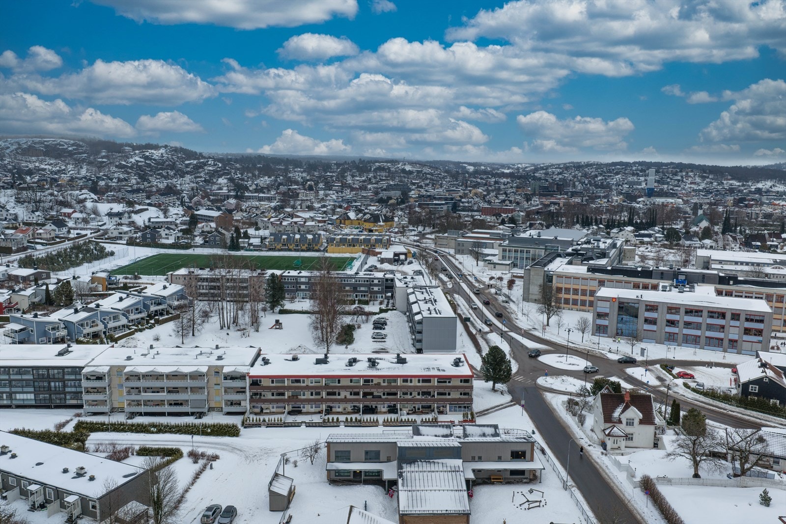 Det er også kort vei til SVGS, Meny og fotballbane Galleribilde