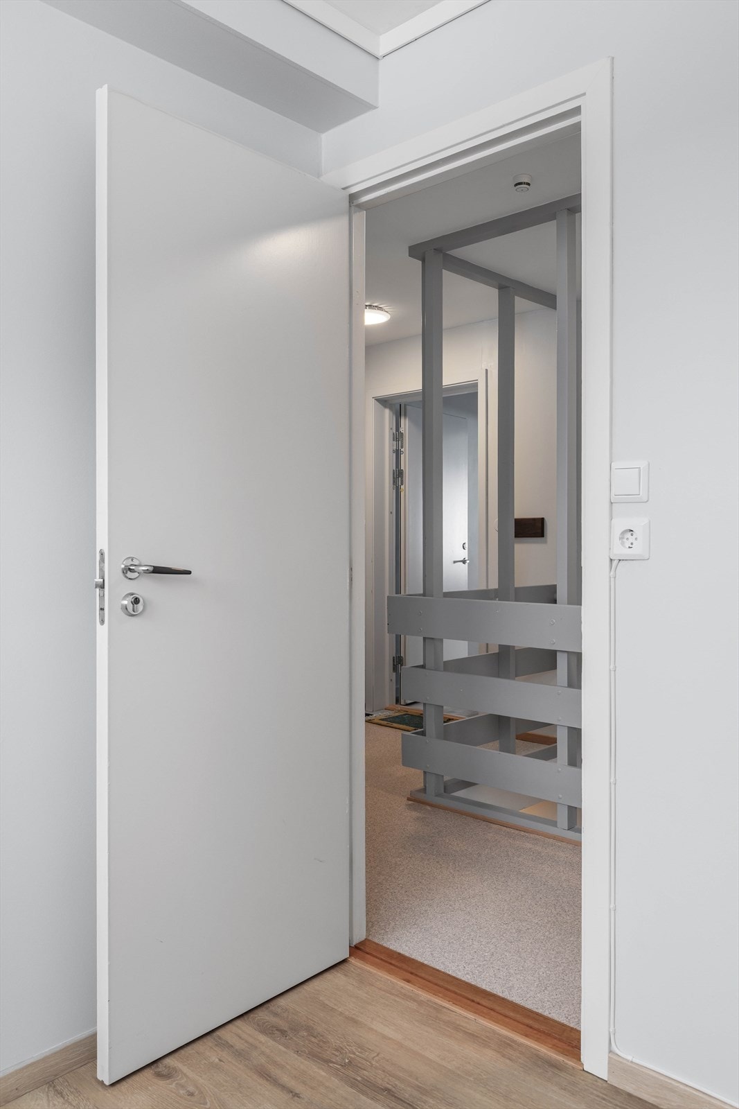 Ekstern bod på ca. 6 kvm rett over gangen- perfekt for ekstra lagringsplass! Galleribilde