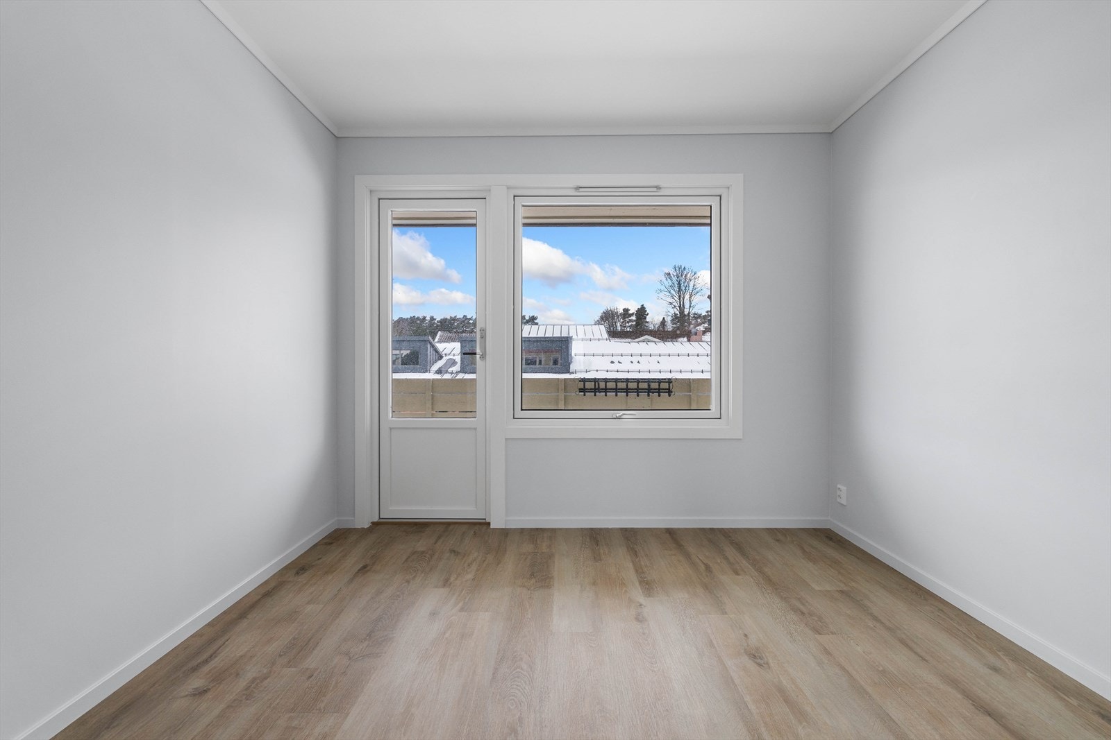 Alle overflater ble malt i 2026 og det ble lagt nytt laminatgulv med varmefolie i stue, kjøkken samt gang i 2026 Galleribilde