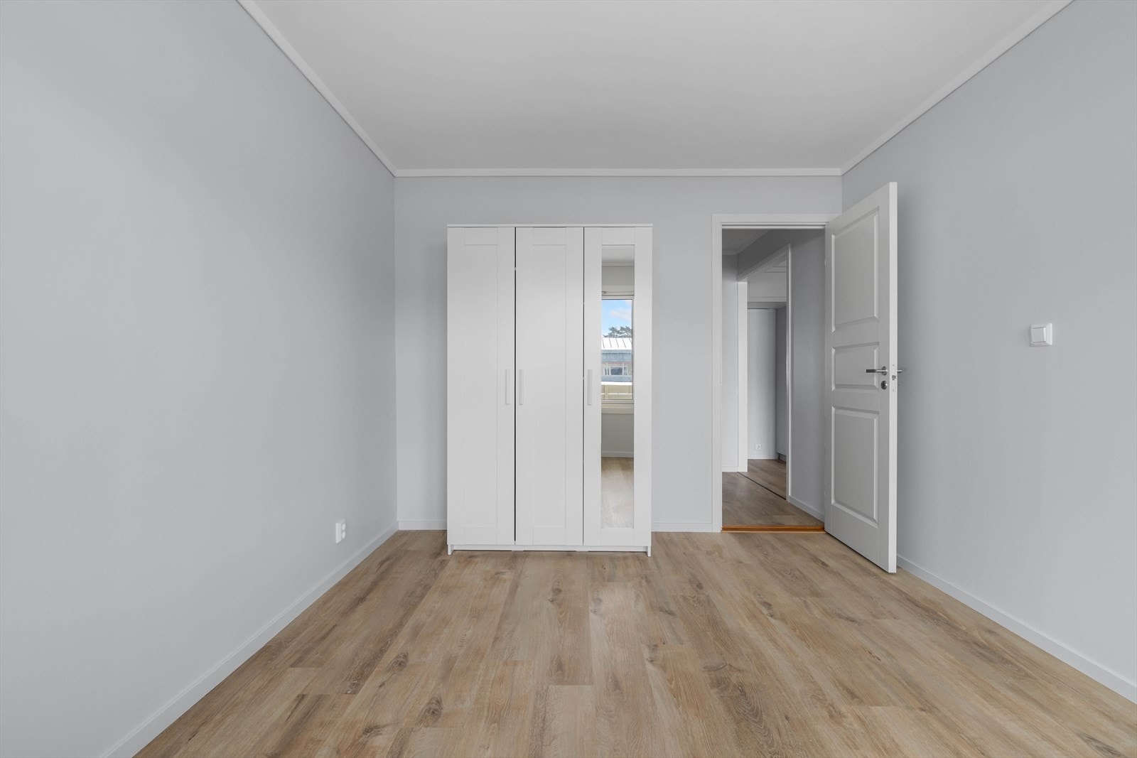 Leiligheten har et godt soverom med god plass til seng, nattbord og garderobeløsning. Det medfølger et garderobeskap på rommet Galleribilde