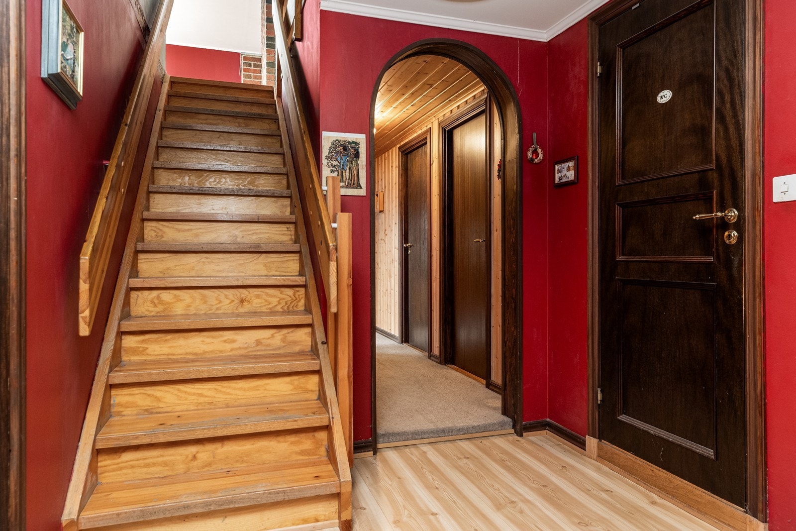 Fra entréen leder en trapp ned til boligens romslige kjelleretasje. Galleribilde