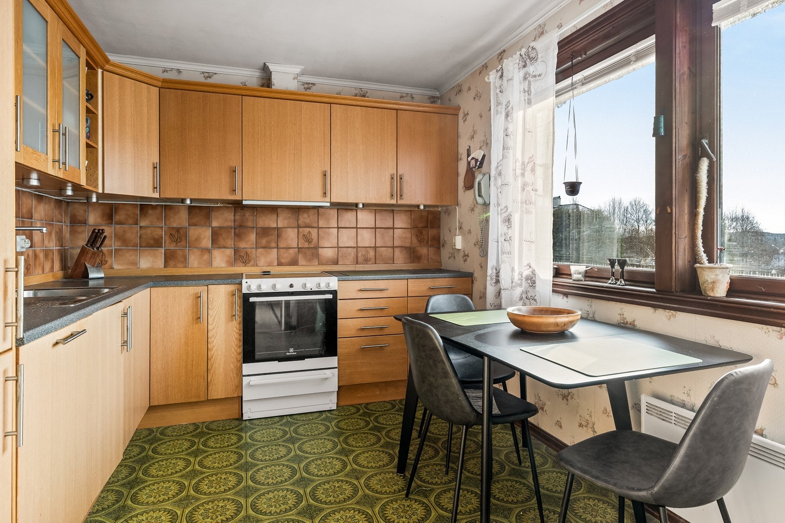 Kjøkkeninnredning fra Norema (2008) med integrert stekeovn, oppvaskmaskin og kombiskap. Galleribilde