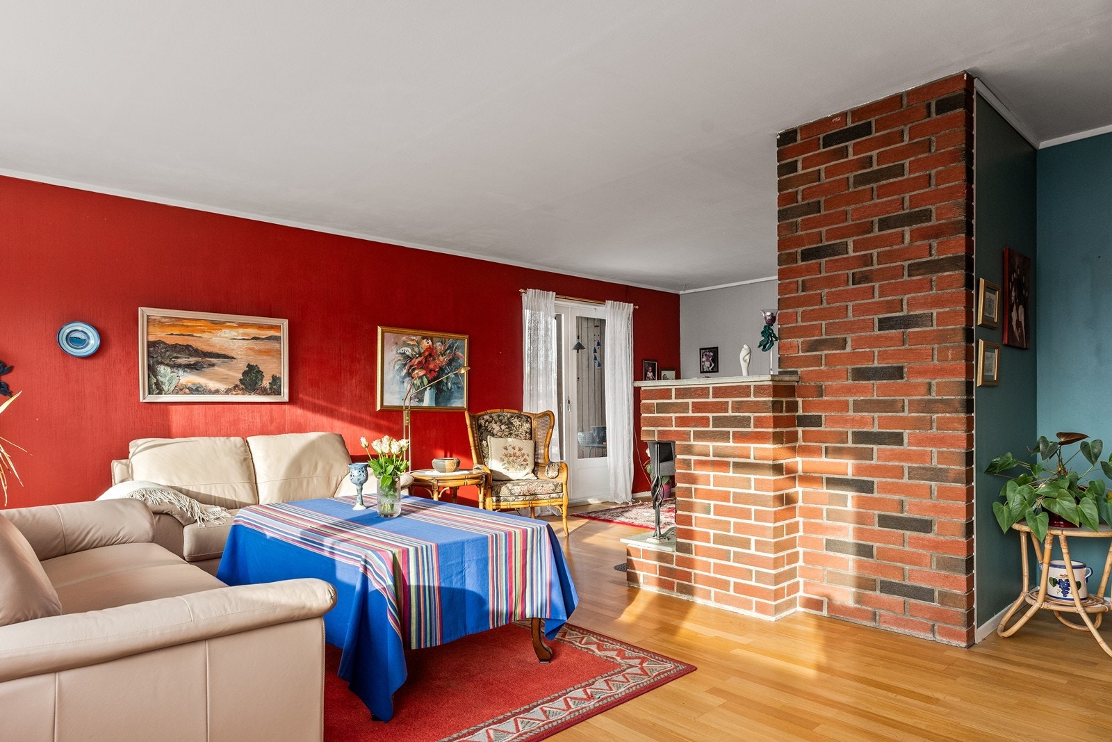 Peisen gir varme og skaper en hyggelig atmosfære. Galleribilde