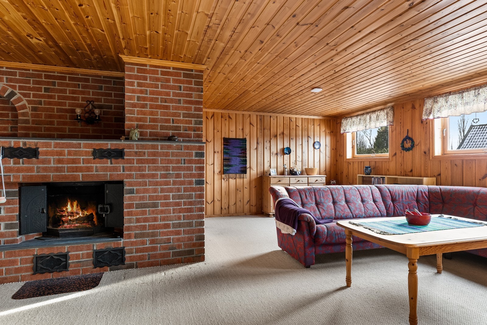 Også i kjellerstuen er det en peis som gir ekstra varme på kalde dager. Kjellerstuen er ikke godkjent for varig opphold. Galleribilde