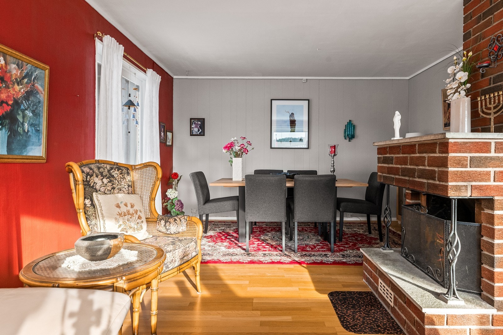 Rommet er romslig og gir fleksibilitet for møblering med både sitte- og spisegruppe. Galleribilde