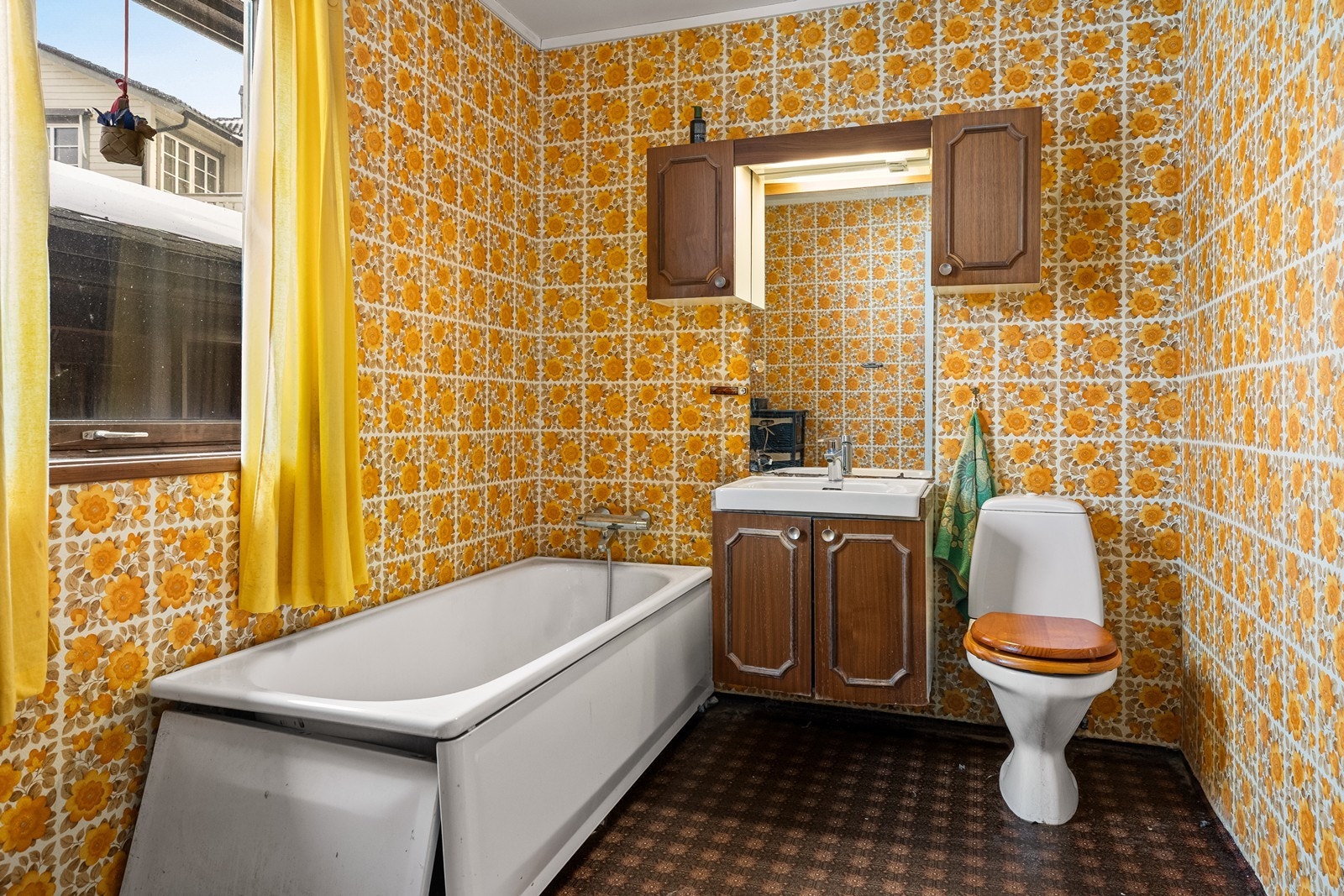 Badet i første etasje er fra byggeåret og utstyrt med badekar. Galleribilde