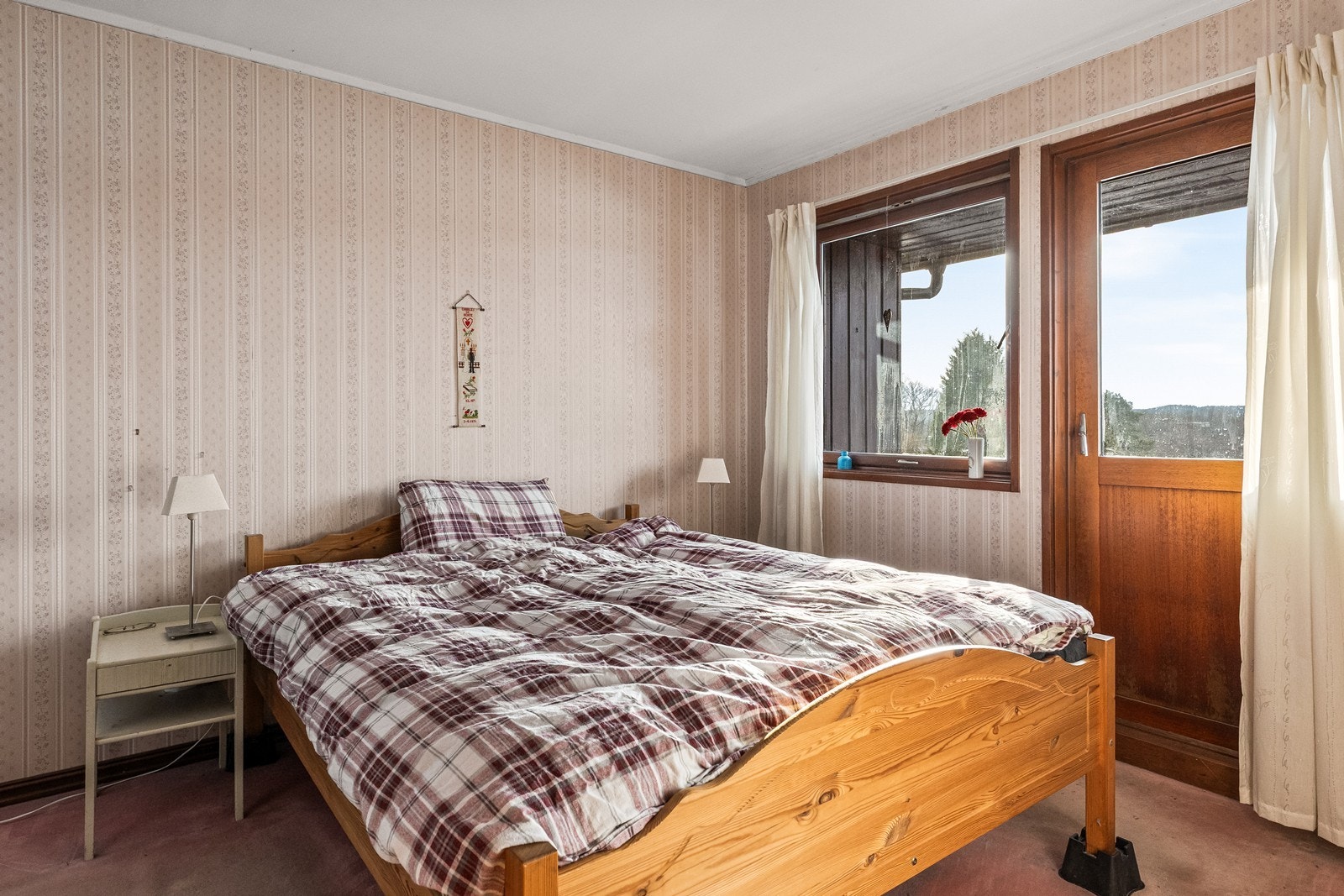 Hovedsoverommet i første etasje har direkte utgang til en overbygd balkong. Galleribilde