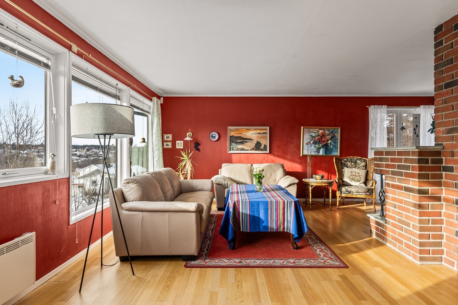 Stuen i første etasje har masse lysinnslipp og pent parkettgulv Galleribilde