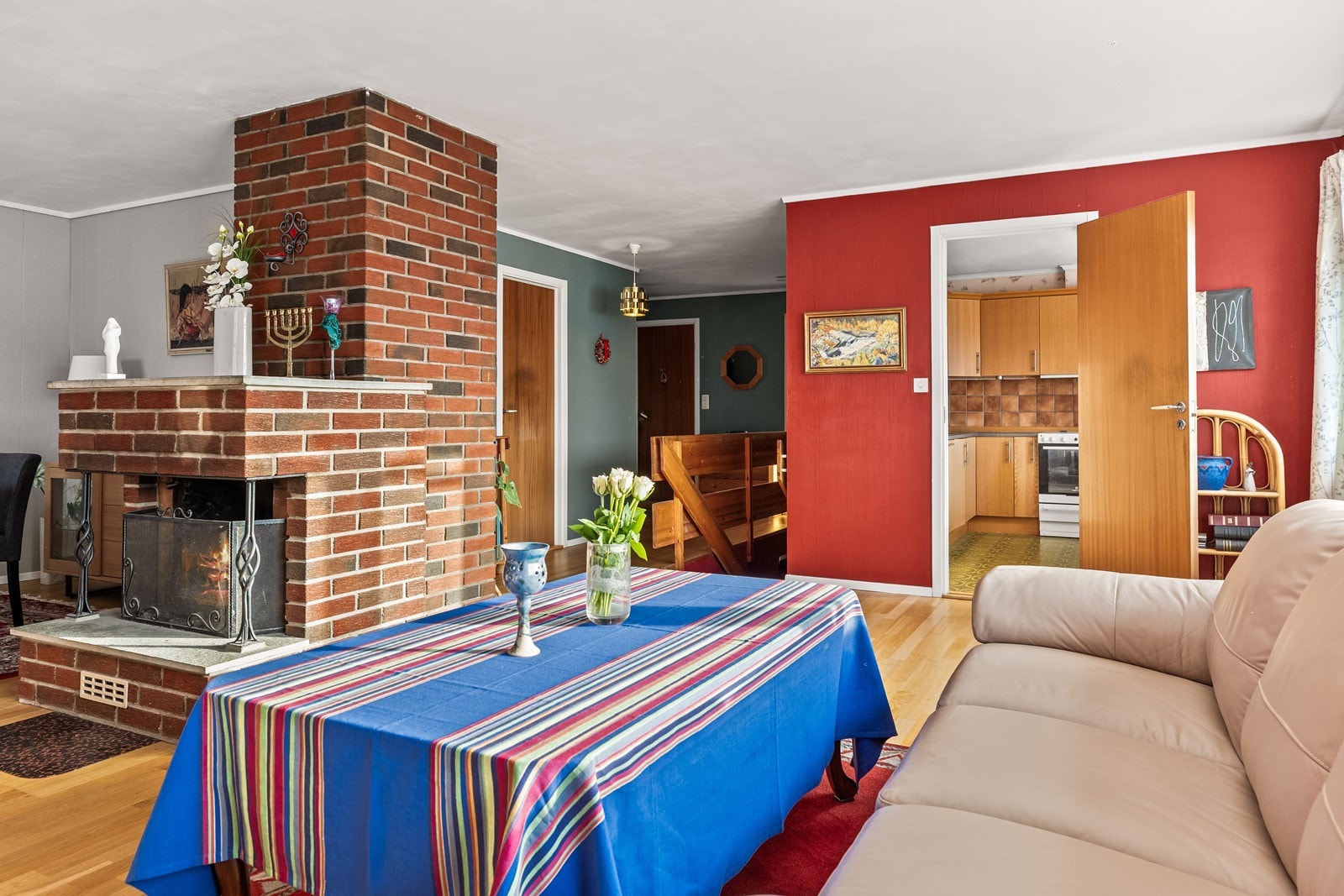 Fra stuen er det en naturlig overgang til kjøkkenet. Galleribilde