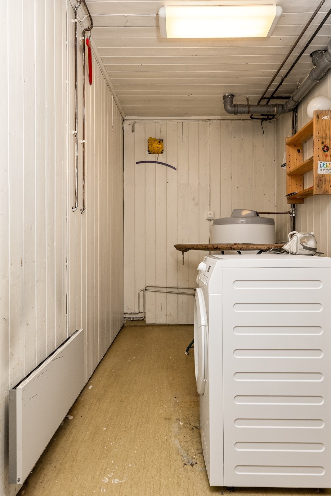 Separat vaskerom med en 200-liters Høiax varmtvannsbereder fra 2015. Galleribilde