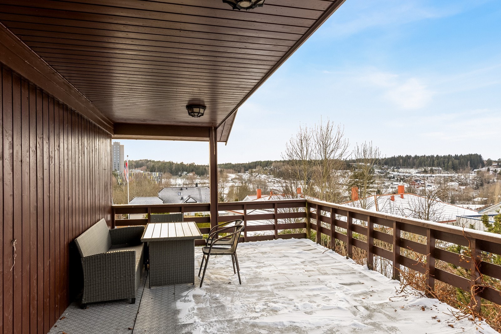 Den store uteplassen er meget solrik og har fint utsyn over nærområdet Galleribilde