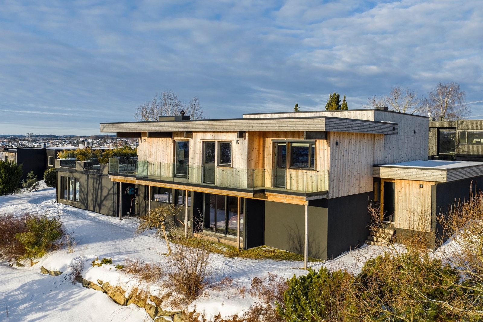 Utvendig er det gjort store arbeider de siste årene, med bl.a. ny kledning, vinduer etc. Galleribilde