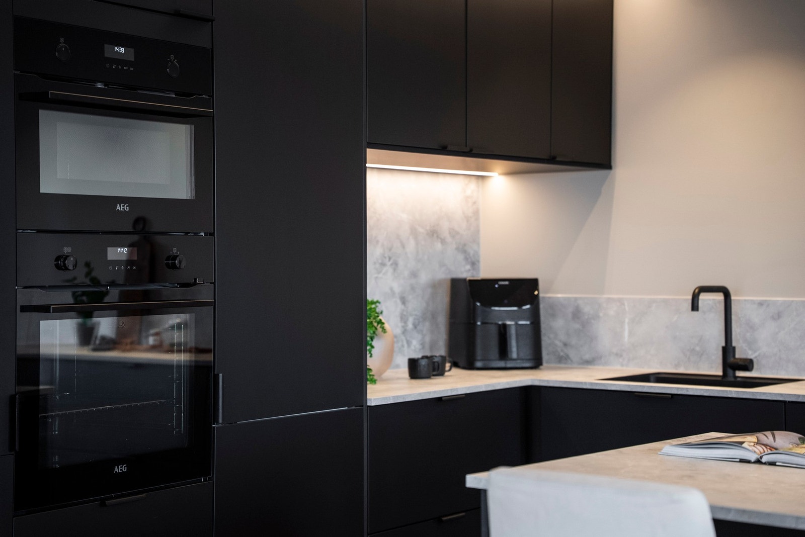 Ekstra lyslister i tillegg til downlights i taket - Praktisk og stilig detalj Galleribilde