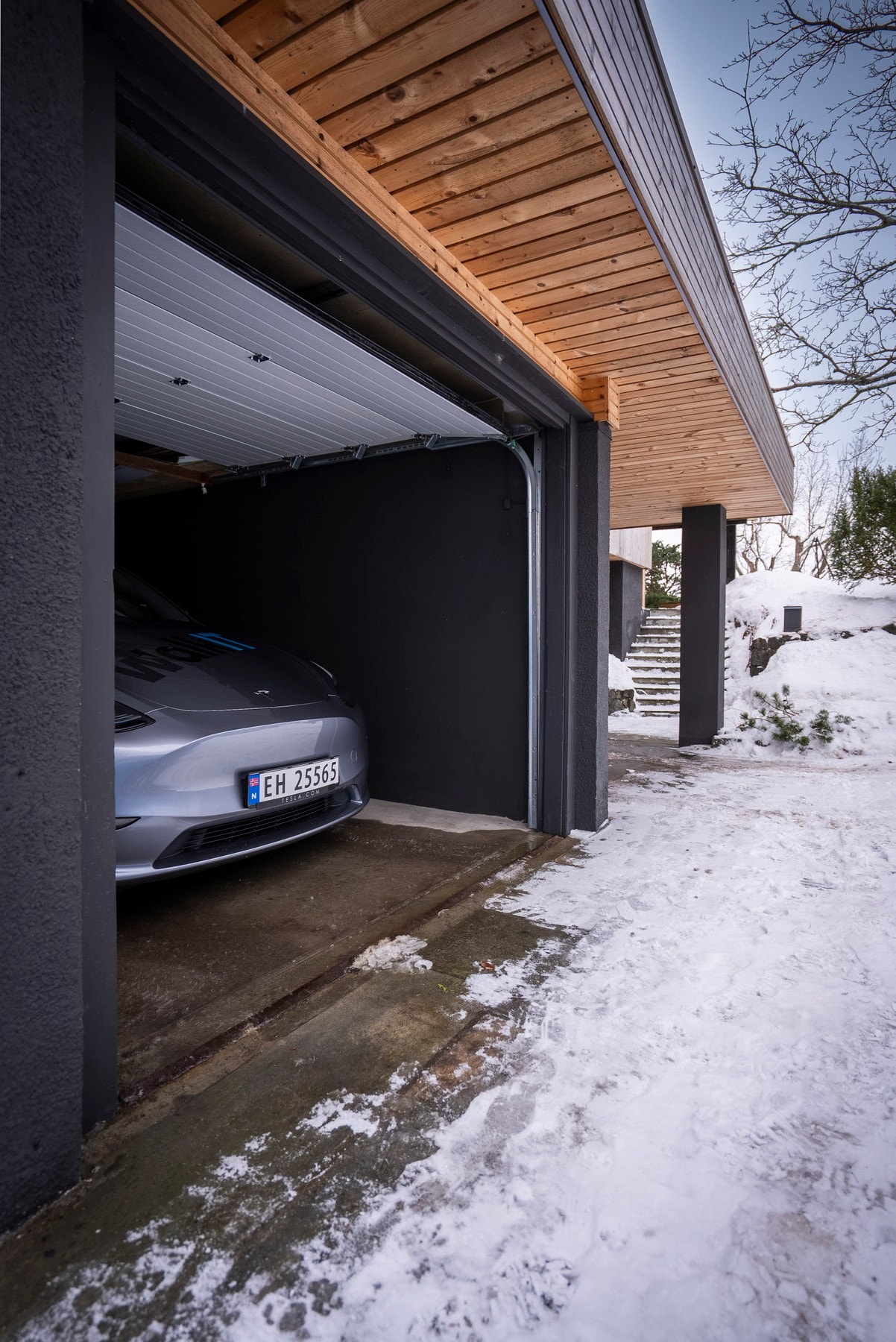 Garasje og carport ved inngangspartiet Galleribilde