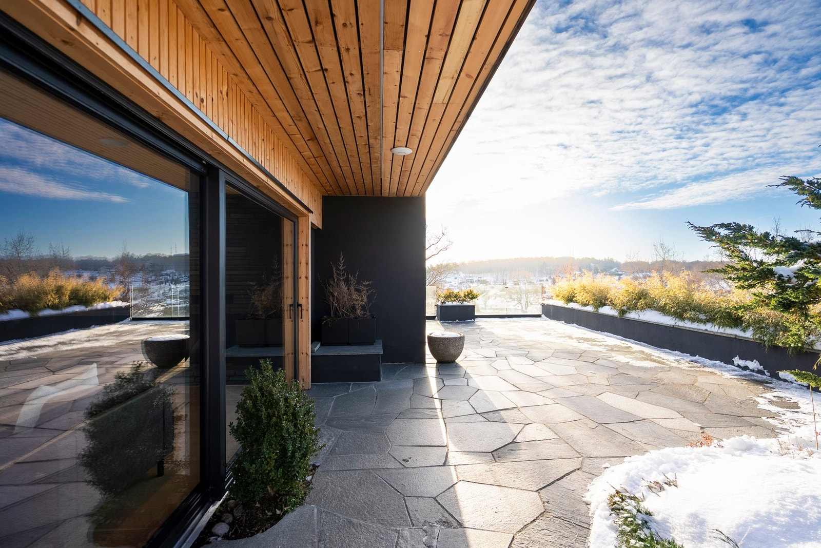 Åpne skyvedøren ut til terrassen og nyt det vakre området Galleribilde