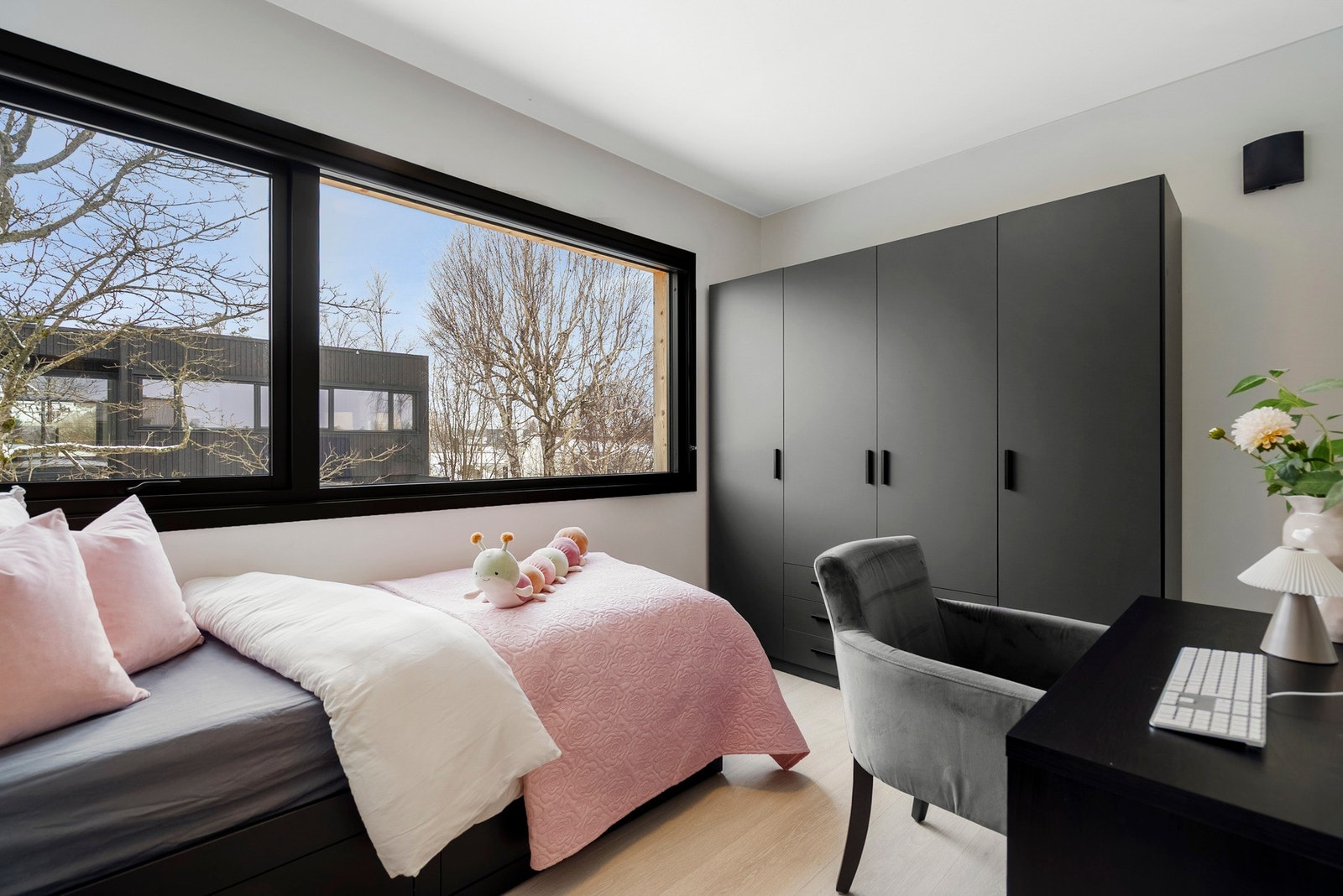 Etasjen har 2 soverom, så du har kort vei til barnerom eller ekstra mulighet for kontor Galleribilde