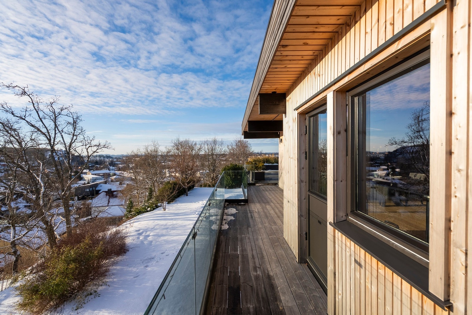 Samt nyte den flotte utsikten med morgenkaffen Galleribilde