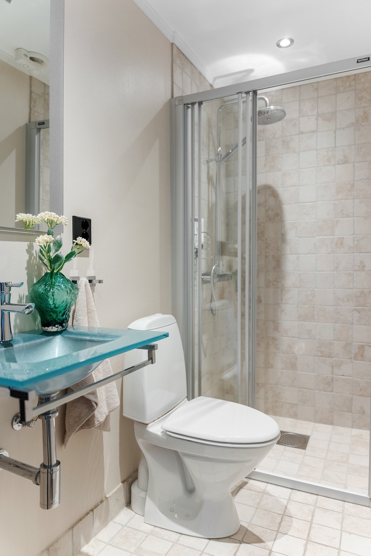 Det andre badet er mindre i størrelse, men inneholder både toalett, servant og dusj Galleribilde