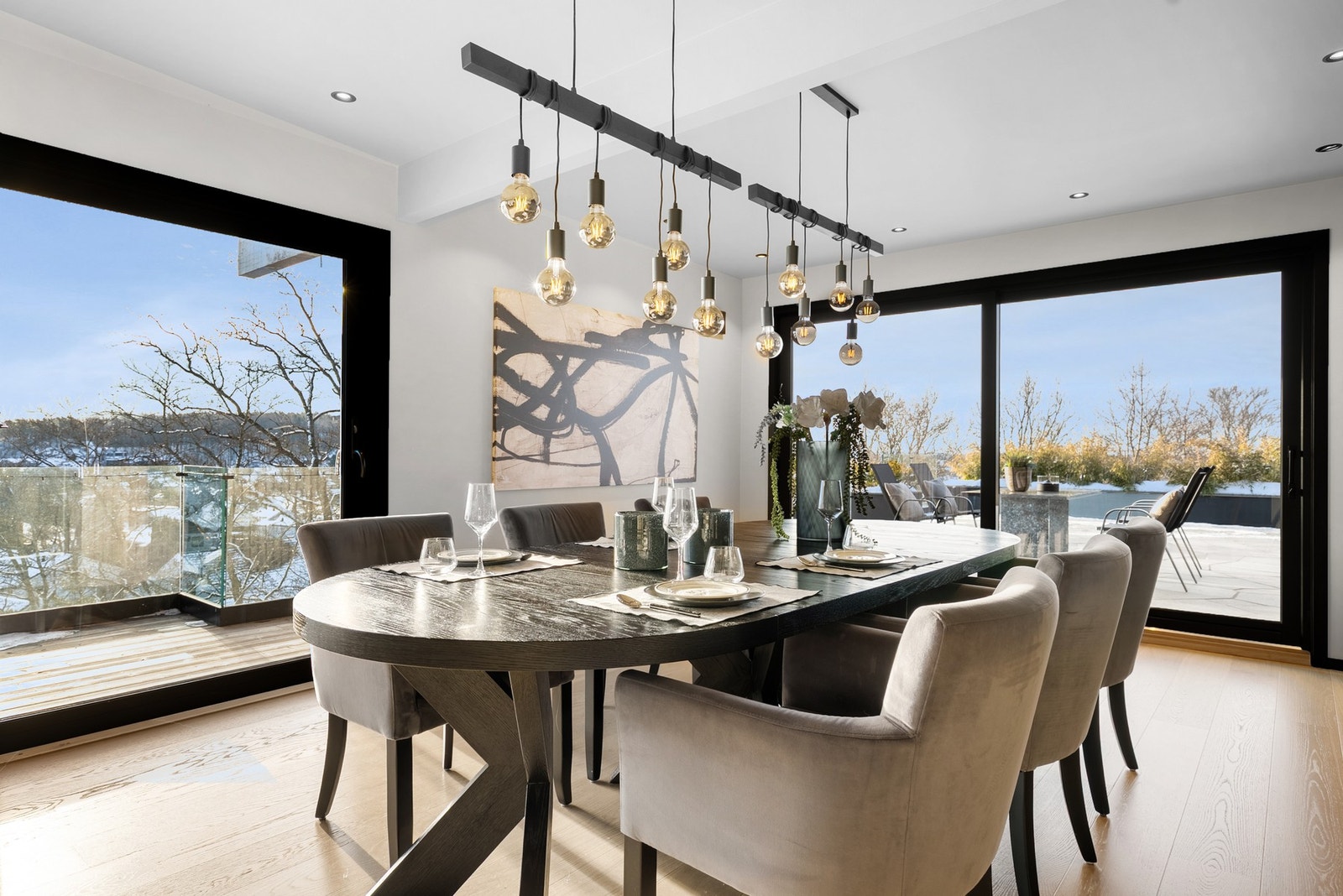 Plass til romslig spisestue så du kan invitere til både formelle og uformelle måltider Galleribilde