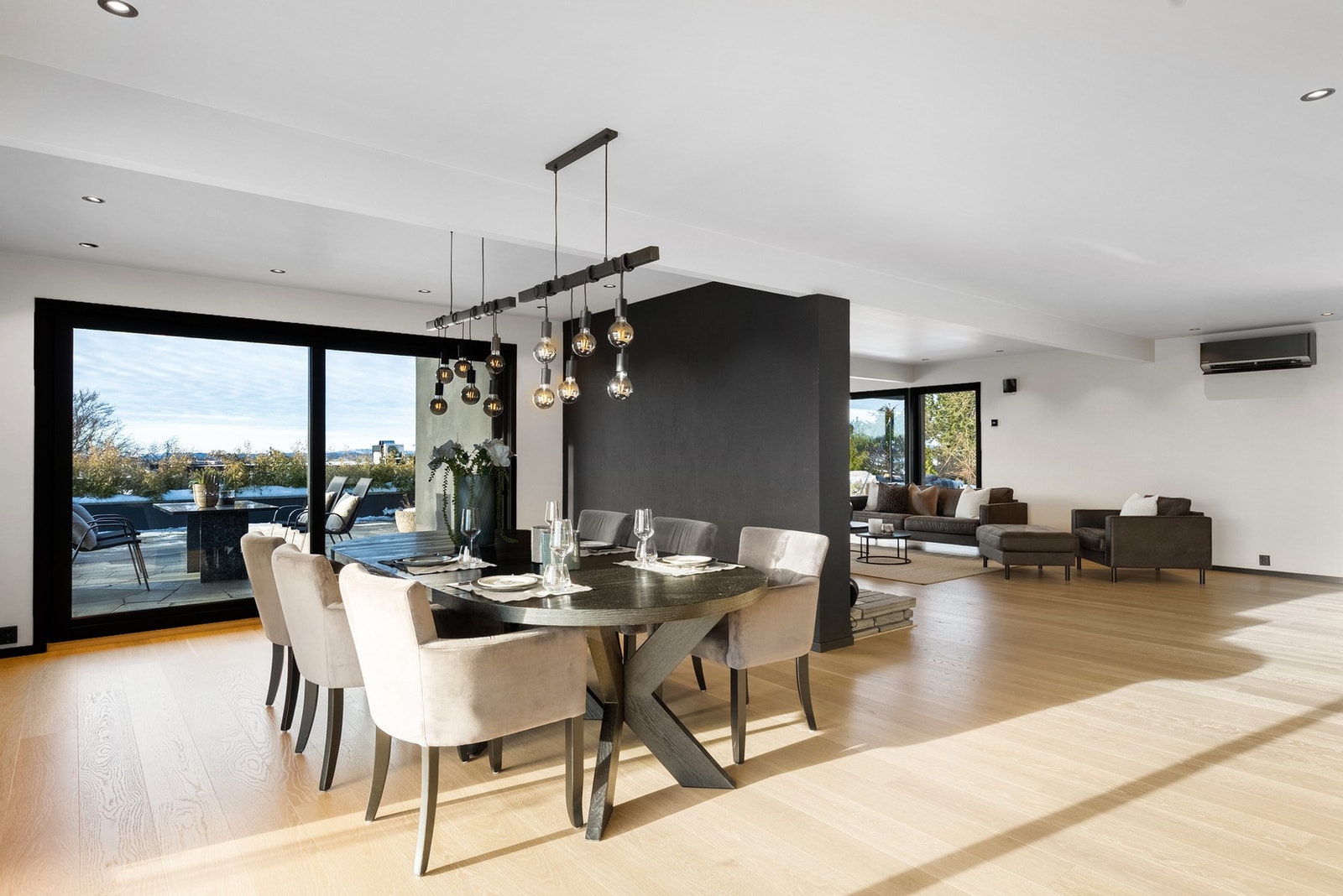 Nydelig 1-stavs parkett reflekterer det naturlige lyset som strømmer inn og forsterker den lyse og luftige romfølelsen Galleribilde