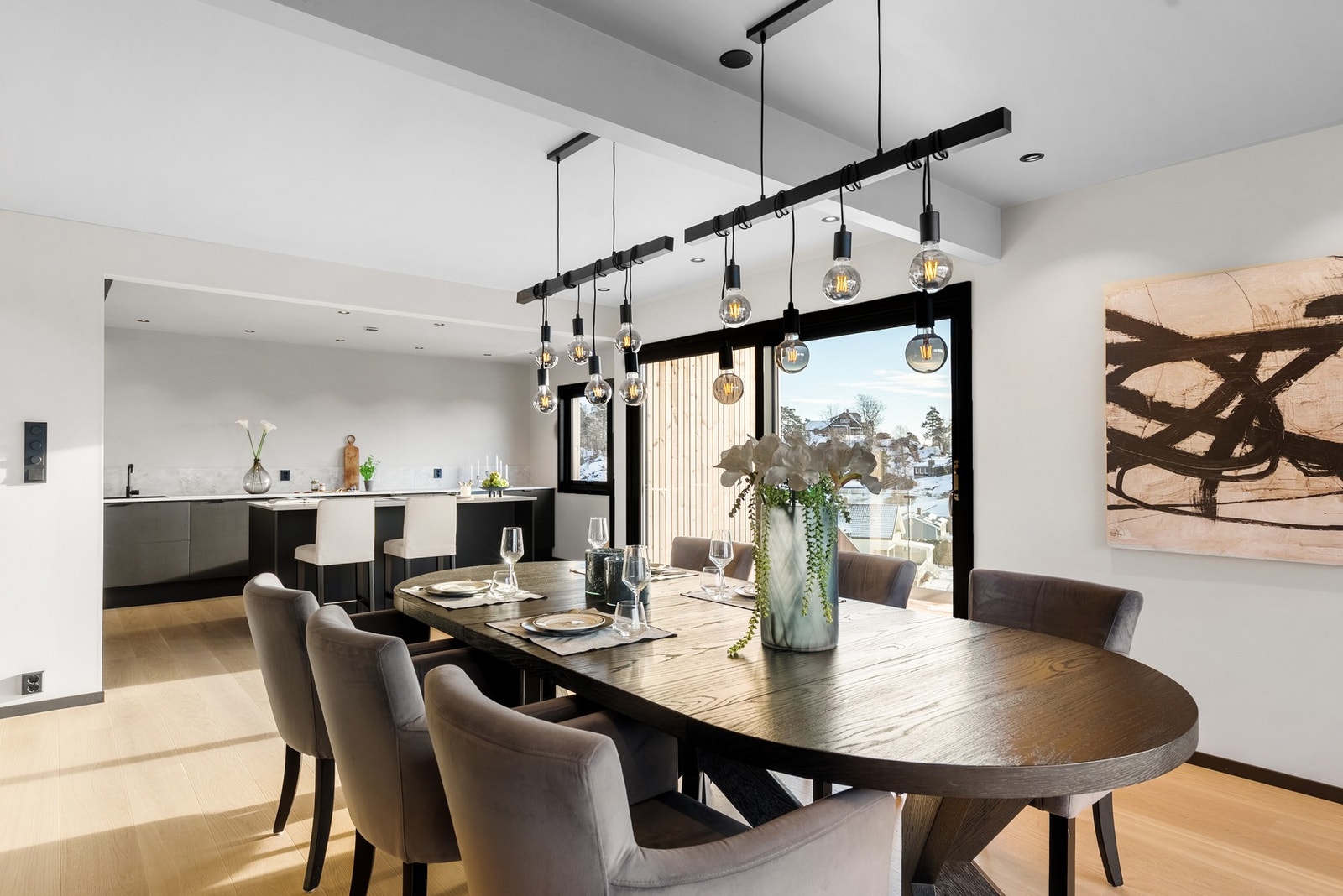 Halvvegger og nivåforskjeller i taket bidrar til å dele opp rommet og tydelig definere de ulike sonene, samtidig som den åpne følelsen beholdes Galleribilde