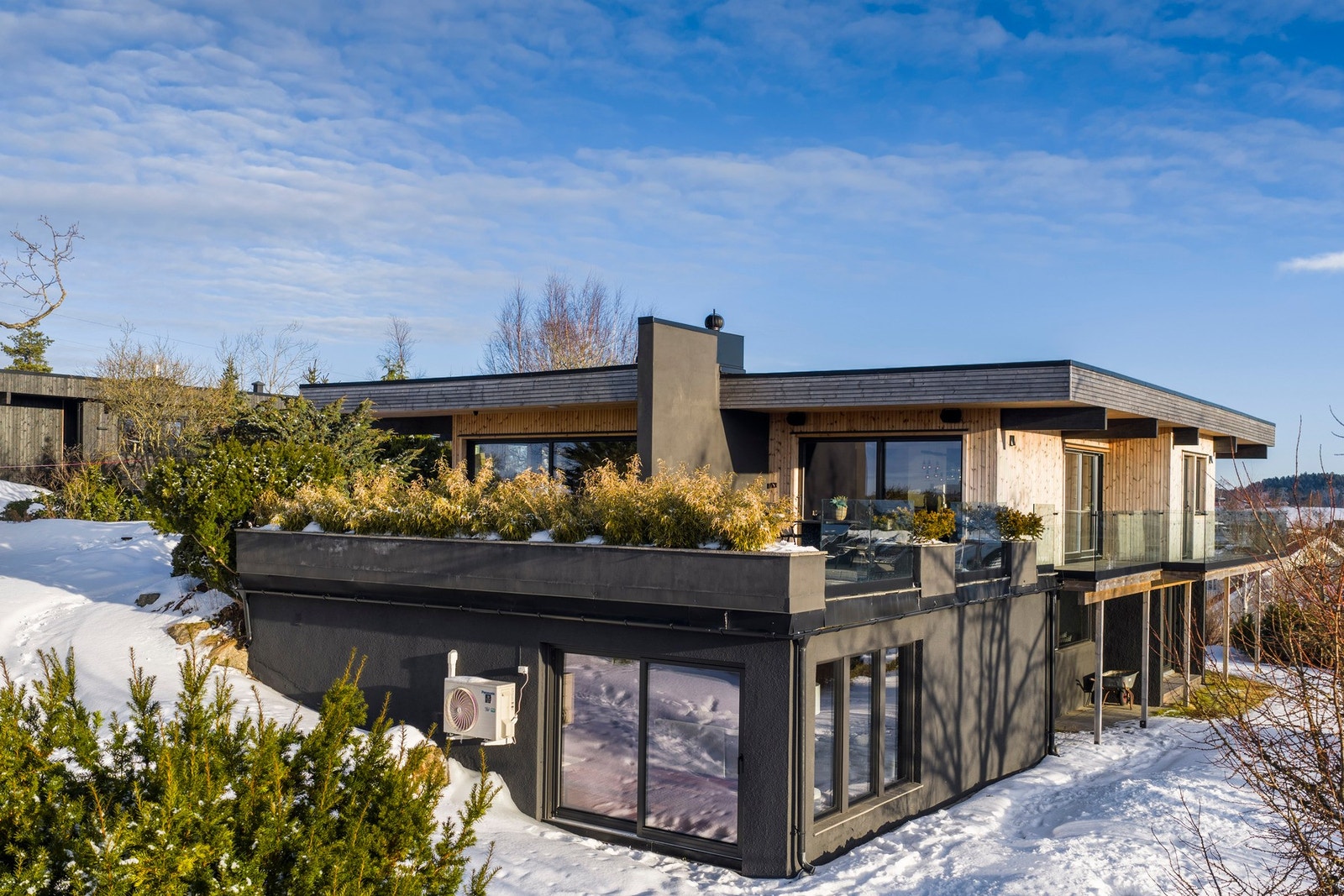 Store terrasser og hage, men lettstelt og praktisk Galleribilde