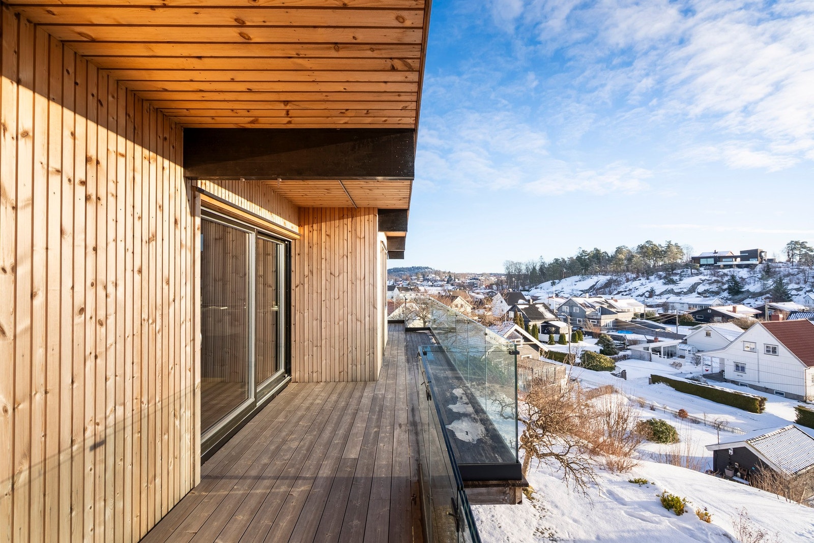 Flere skyvedører ut til terrassen gjør den lett tilgjengelig, mens overbygget skaper en skjermet og privat atmosfære Galleribilde