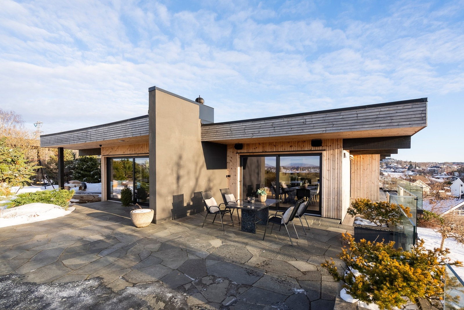 Uteområdene strekker seg langs huset med både terrasse og et lett tilgjengelig hageområde Galleribilde