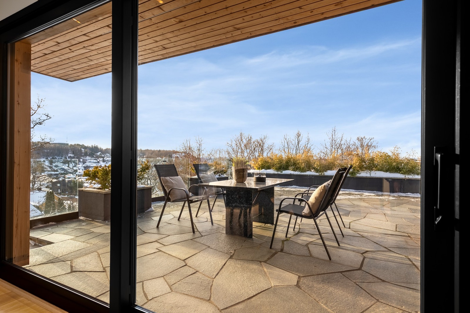 Flott utsyn enten du dekker til måltid inne eller ute Galleribilde