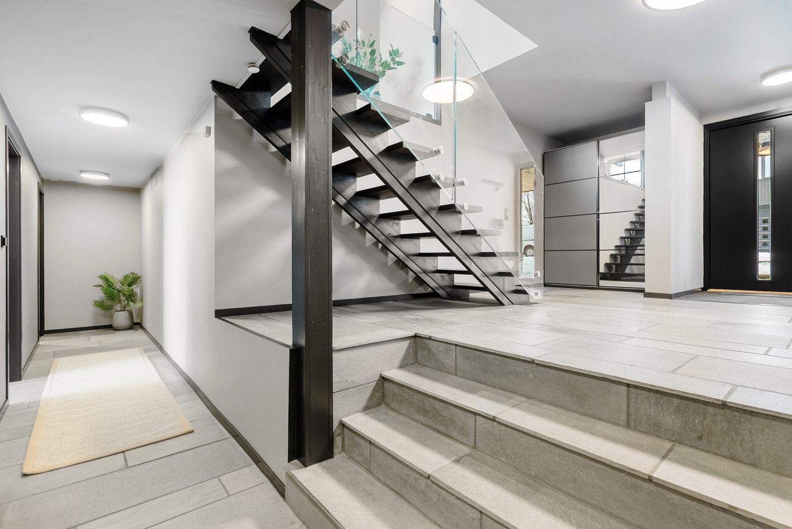 Når du kommer inn døren legger du umiddelbart merke til gjennomtenkte detaljer i denne unike boligen Galleribilde