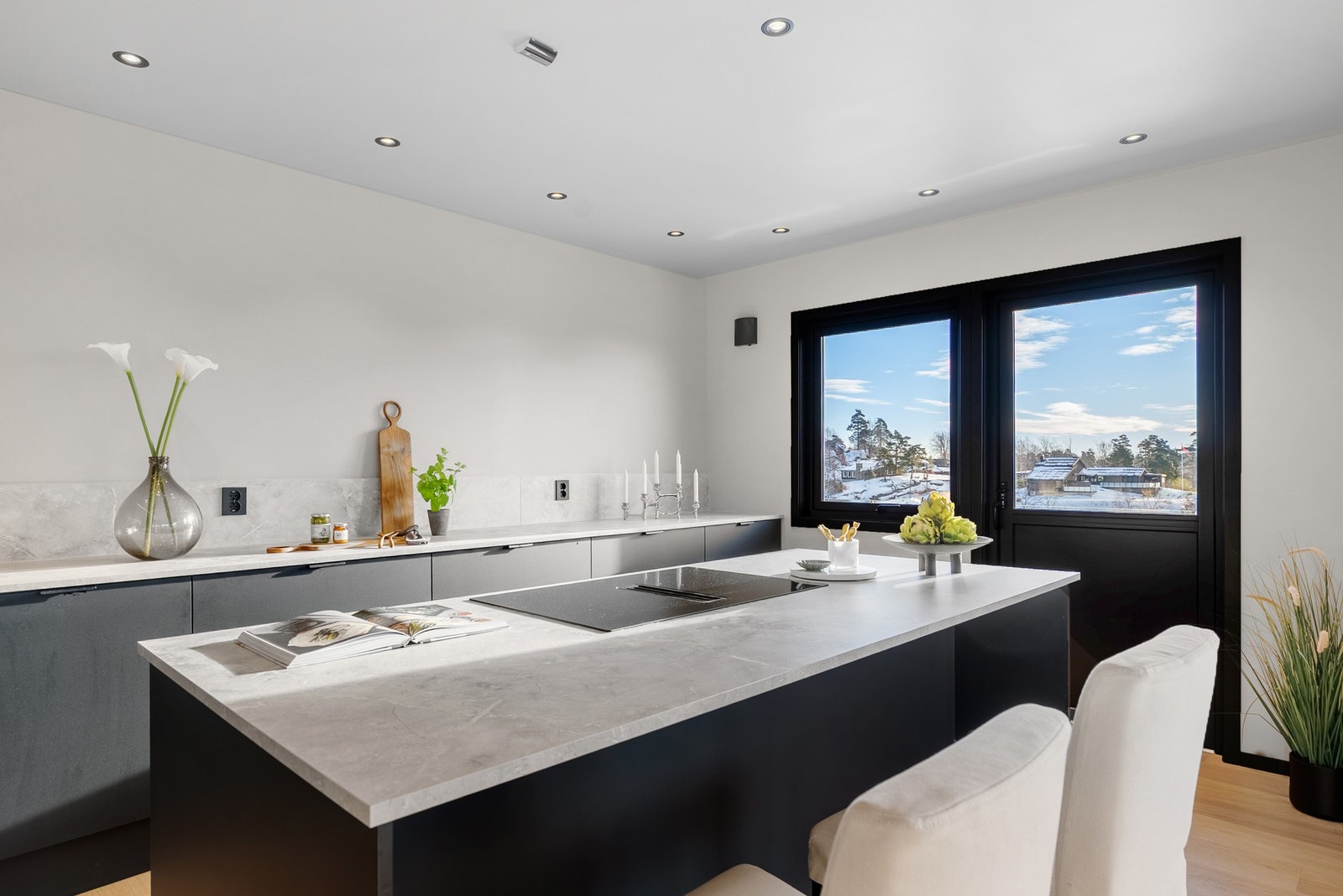 Kjøkkenet har god benkeplass, og kjøkkenøyen gir plass til barstoler - perfekt for raske måltider eller leksehjelp Galleribilde