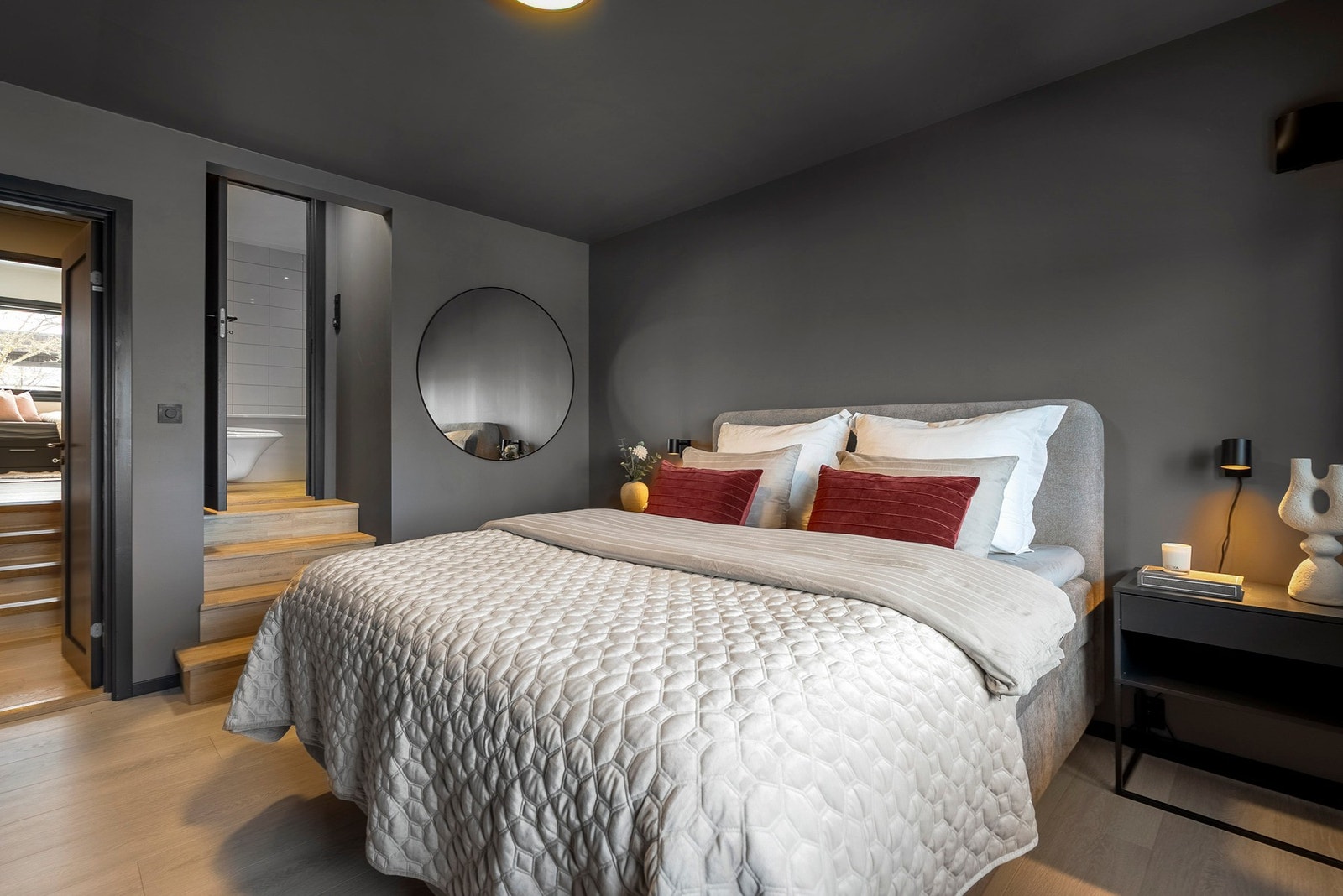 Hovedoverommet har adkomst fra hall og har direkte tilgang til ett av badene i etasjen Galleribilde